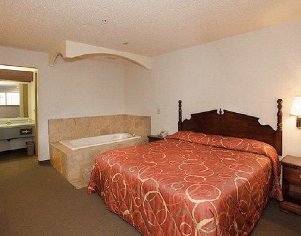 Econolodge South East Portland, OR 1 King Bed Suite Econolodge South East Portland, OR 1 King Bed Suite