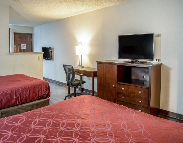 2 Queen Beds Suite in Econolodge South East Portland, Oregon
